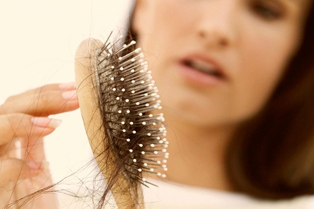 बालों के झड़ने की समस्या का उपचार